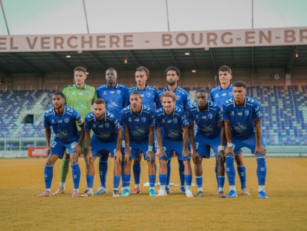 Équipe posant devant les tribunes avant un match à Bourg-en-Bresse
