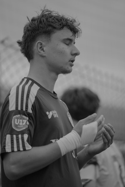 Portrait en noir et blanc d'un gardien U17 bandant ses mains
