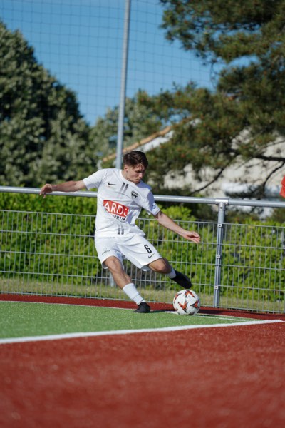 Joueur frappant le ballon près de la ligne de touche