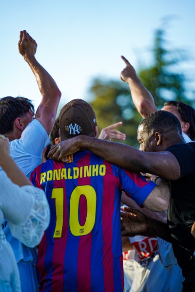 Supporters levant les bras autour d'un maillot floqué Ronaldinho 10